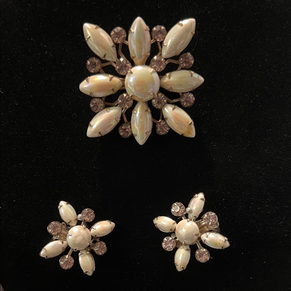 Vintage 1960’s Cream and Gold Jewelry Brooch and Clip-on Earrings Set
